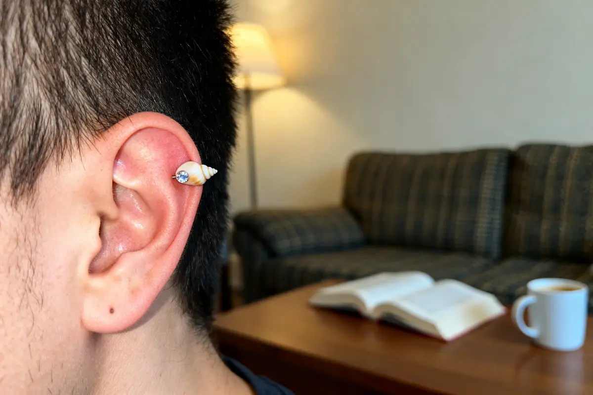 Gros plan sur oreille avec piercing conch coquillage, soulignant les bienfaits du piercing conch