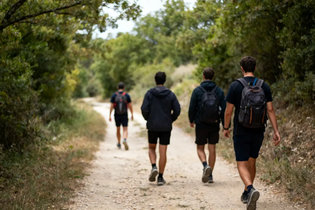 Groupe marchant sur un sentier forestier, se demandant combien de pas dans 1 km