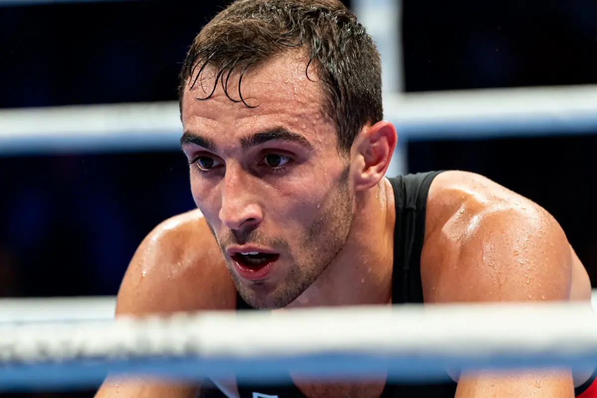 Boxeur en sueur après un combat intense, illustrant quel est le sport le plus physique